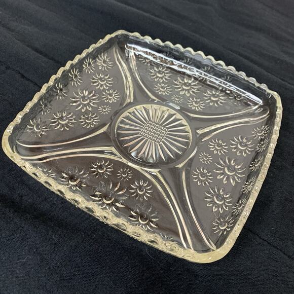 Vintage Pressed Glass Clear Square Dish Daisies Scalloped Edge 6" - Picture 3 of 8